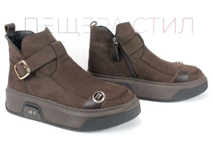 ghete moderne de damă Dona Forte din piele naturală nubuc maro închis, cu elemente decorative, talpă bicoloră și interior călduros