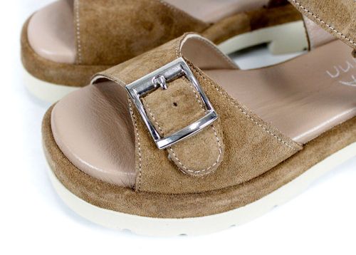 Sandale de damă Terra Vibe din piele întoarsă naturală în culoarea scorțișoarei, cu platformă bej și catarame metalice