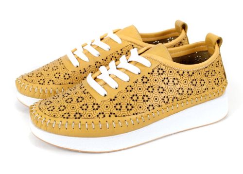 Pantofi damă Magia Fiore din piele naturală, culoare galben muștar, cu perforații florale