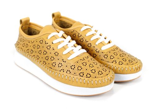 Pantofi damă Magia Fiore din piele naturală, culoare galben muștar, cu perforații florale