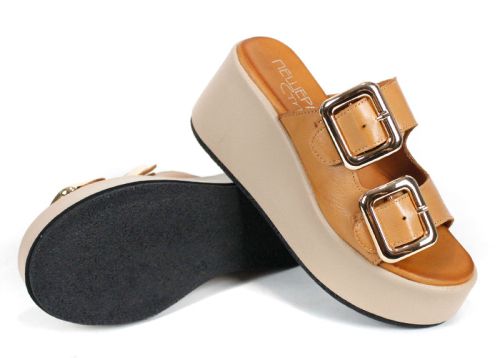 Papuci damă Caffè Leggero din piele naturală culoare cappuccino, cu platformă bej și barete reglabile