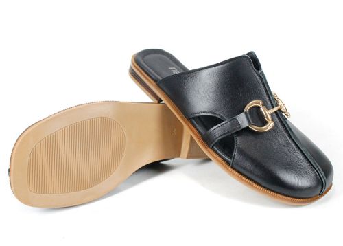 Papuci de damă din piele naturală neagră Luna Piena cu talpă joasă și accesoriu auriu