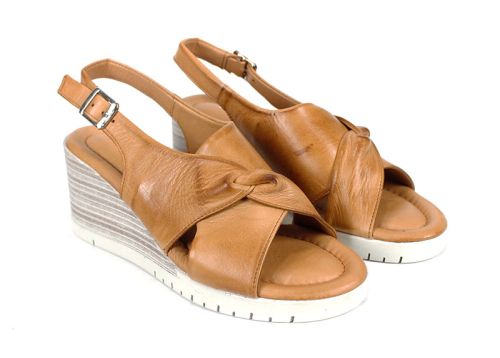 Sandale damă Siena din piele naturală în culoarea moka mousse, cu platformă spectaculoasă.