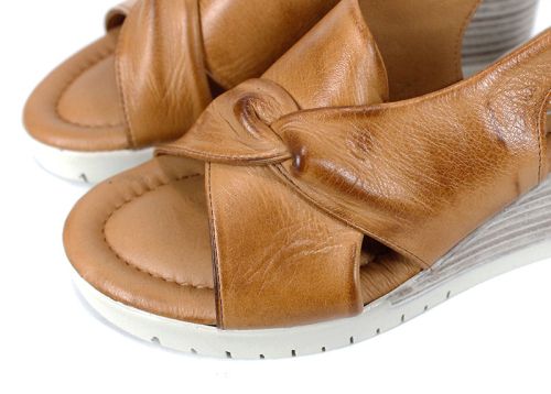 Sandale damă Siena din piele naturală în culoarea moka mousse, cu platformă spectaculoasă.