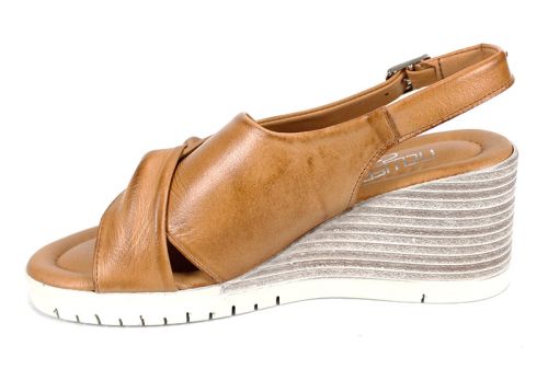 Sandale damă Siena din piele naturală în culoarea moka mousse, cu platformă spectaculoasă.
