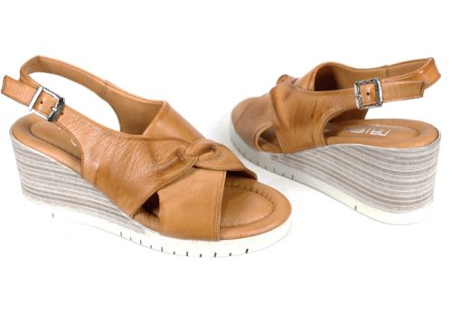 Sandale damă Siena din piele naturală în culoarea moka mousse, cu platformă spectaculoasă.