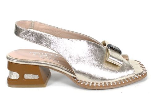 Sandale damă aurii din piele naturală Lucia Forte, cu toc jos și fundă decorativă