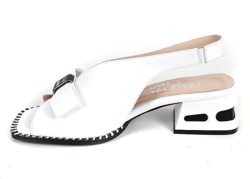 sandale albe Lucia Forte din piele naturală cu fundiță și toc modern