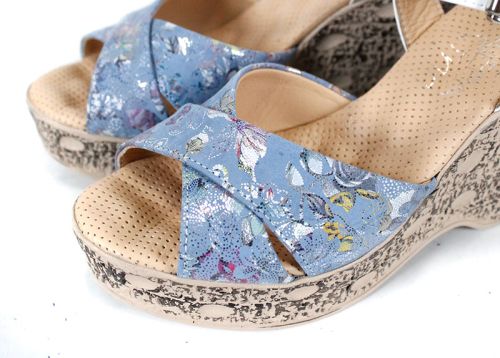 Sandale damă Flora Rise – piele albastră cu imprimeu floral, curea albă și platformă înaltă