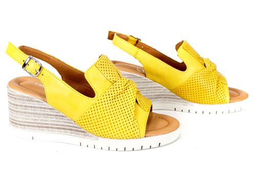 Sandale de damă Sole Luminosa din piele naturală galbenă cu fundiță perforată, pe platformă