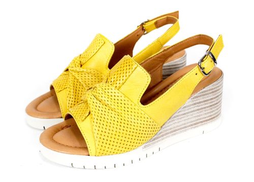 Sandale de damă Sole Luminosa din piele naturală galbenă cu fundiță perforată, pe platformă