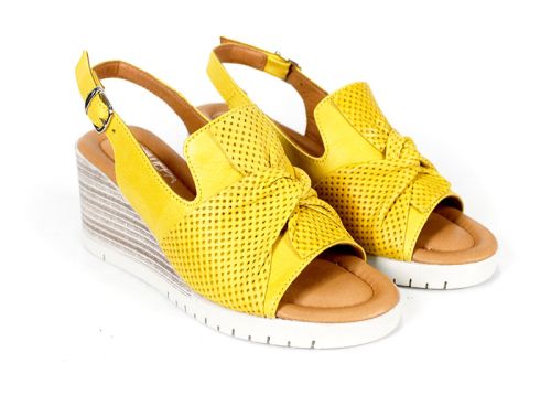 Sandale de damă Sole Luminosa din piele naturală galbenă cu fundiță perforată, pe platformă
