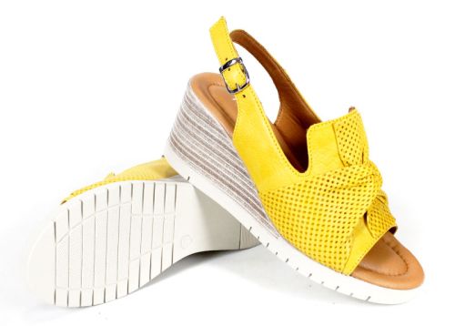 Sandale de damă Sole Luminosa din piele naturală galbenă cu fundiță perforată, pe platformă