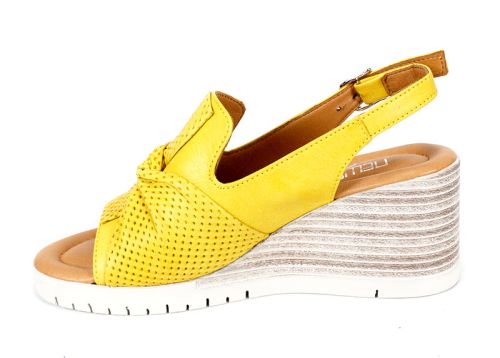 Sandale de damă Sole Luminosa din piele naturală galbenă cu fundiță perforată, pe platformă