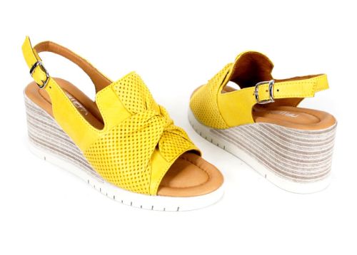 Sandale de damă Sole Luminosa din piele naturală galbenă cu fundiță perforată, pe platformă