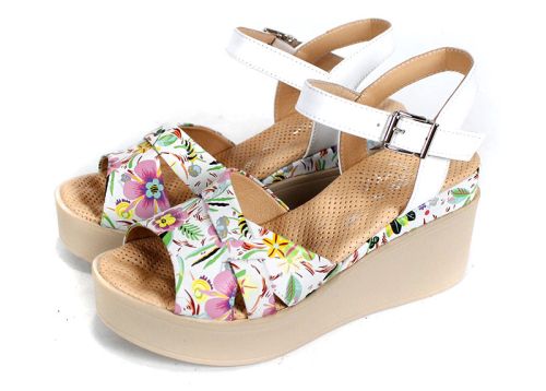 Flora Bellezza – sandale damă din piele albă cu imprimeu floral și platformă bej