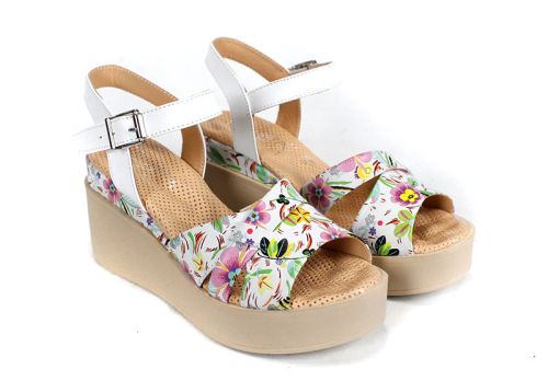 Flora Bellezza – sandale damă din piele albă cu imprimeu floral și platformă bej