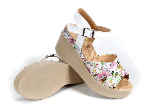 Flora Bellezza – sandale damă din piele albă cu imprimeu floral și platformă bej
