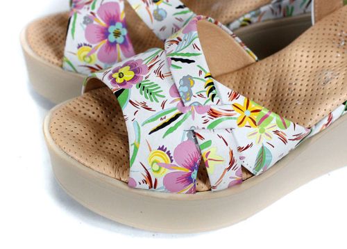 Flora Bellezza – sandale damă din piele albă cu imprimeu floral și platformă bej