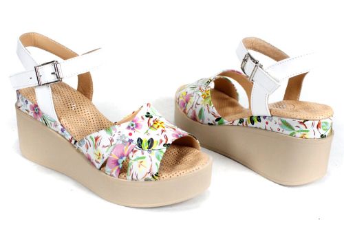 Flora Bellezza – sandale damă din piele albă cu imprimeu floral și platformă bej