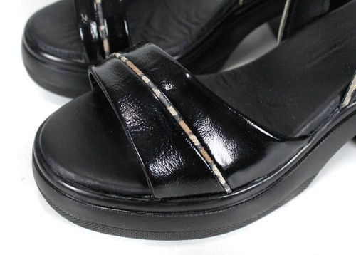 Brilla Notte – sandale damă din lac natural negru cu platformă neagră și branț din piele