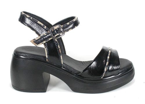 Brilla Notte – sandale damă din lac natural negru cu platformă neagră și branț din piele