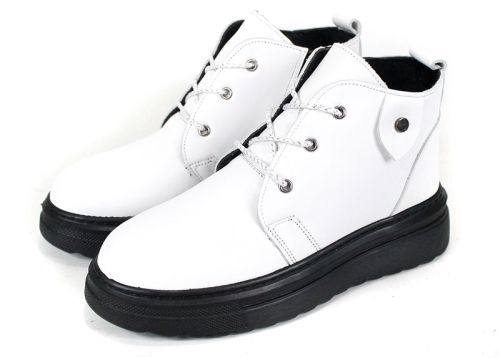 Cizme damă Winter Glossy Clarks din piele albă cu talpă neagră