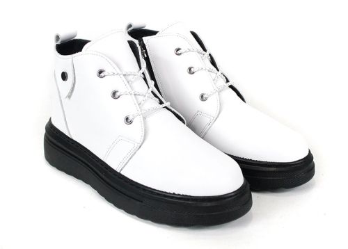 Cizme damă Winter Glossy Clarks din piele albă cu talpă neagră