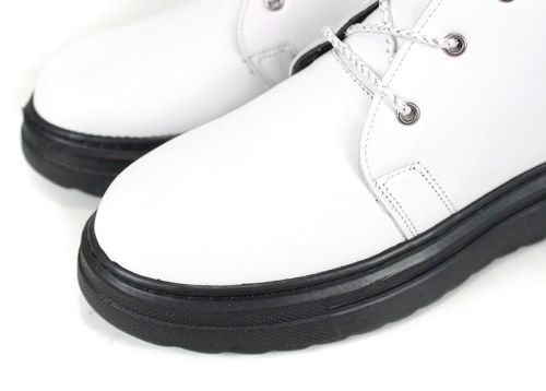 Cizme damă Winter Glossy Clarks din piele albă cu talpă neagră