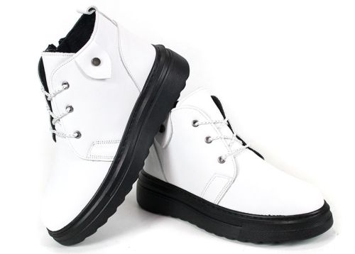 Cizme damă Winter Glossy Clarks din piele albă cu talpă neagră