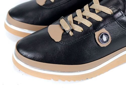 pantofi Linea Nova negri cu detalii bej și talpă ușoară