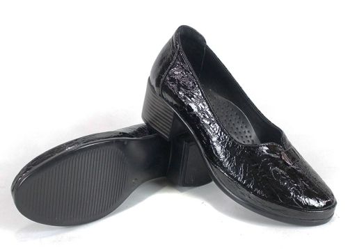 Pantofi damă Linea Classica din piele lacuită naturală, negri, cu toc mediu stabil și design clasic.