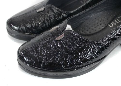 Pantofi damă Linea Classica din piele lacuită naturală, negri, cu toc mediu stabil și design clasic.