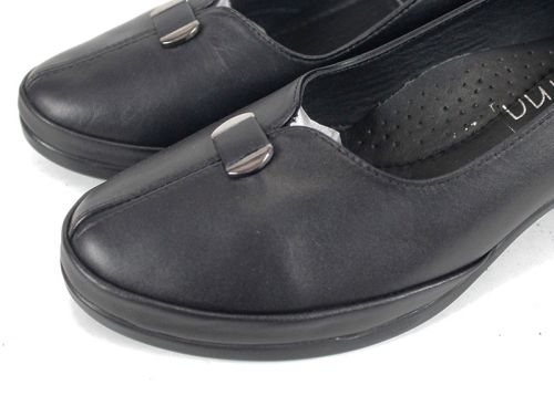 Pantofi damă Linea Classica din piele naturală, negri, cu toc mediu stabil și design clasic.