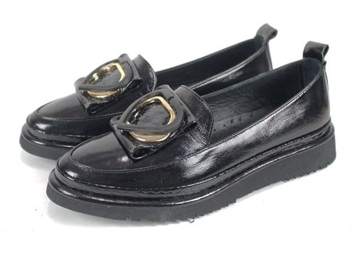 Pantofi damă Amora Nero din lac natural, cu talpă EVA și broșă inimă elegantă.