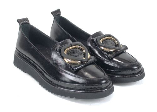 Pantofi damă Amora Nero din lac natural, cu talpă EVA și broșă inimă elegantă.