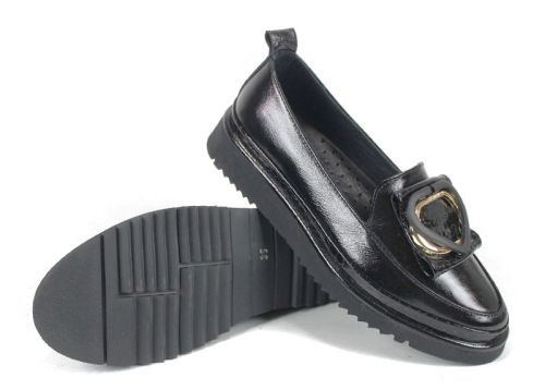 Pantofi damă Amora Nero din lac natural, cu talpă EVA și broșă inimă elegantă.