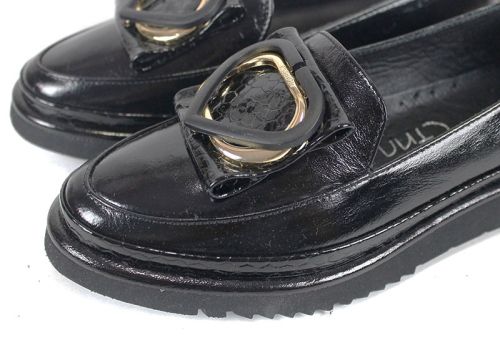 Pantofi damă Amora Nero din lac natural, cu talpă EVA și broșă inimă elegantă.