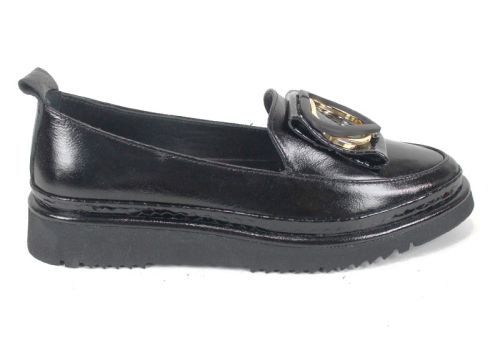 Pantofi damă Amora Nero din lac natural, cu talpă EVA și broșă inimă elegantă.