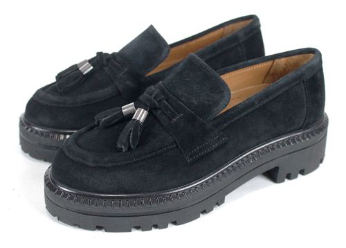 Loafers damă Noir Tassel din velur natural negru cu ciucuri decorativi și talpă robustă modernă.