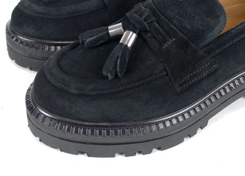 Loafers damă Noir Tassel din velur natural negru cu ciucuri decorativi și talpă robustă modernă.