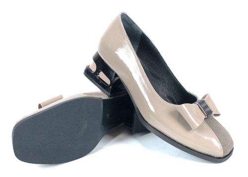 Pantofi damă Eleganza Viva din lac natural și velur cu fundiță și toc jos elegant.