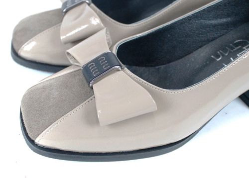 Pantofi damă Eleganza Viva din lac natural și velur cu fundiță și toc jos elegant.