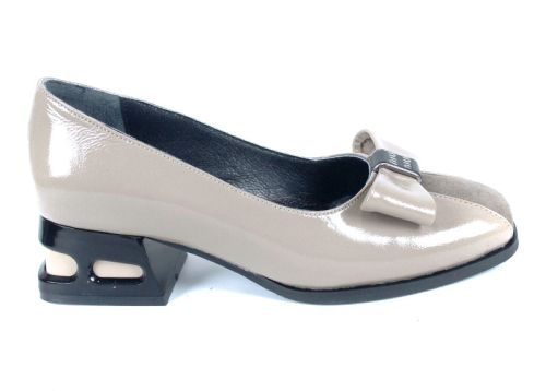 Pantofi damă Eleganza Viva din lac natural și velur cu fundiță și toc jos elegant.