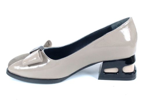 Pantofi damă Eleganza Viva din lac natural și velur cu fundiță și toc jos elegant.