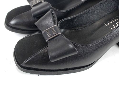 Pantofi damă Eleganza Viva Black Edition din piele naturală și velur negru cu fundiță și toc jos elegant.