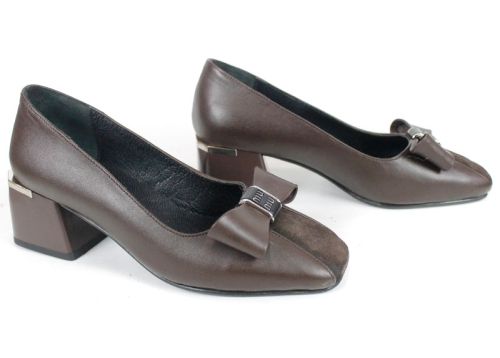 pantofi eleganți damă din piele naturală și velur maro cu fundiță decorativă și toc stabil cu detaliu metalic