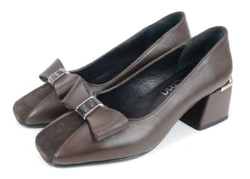 pantofi eleganți damă din piele naturală și velur maro cu fundiță decorativă și toc stabil cu detaliu metalic