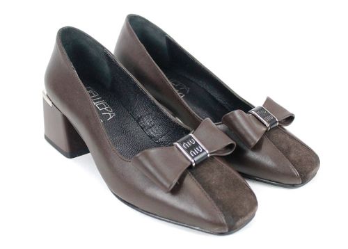 pantofi eleganți damă din piele naturală și velur maro cu fundiță decorativă și toc stabil cu detaliu metalic