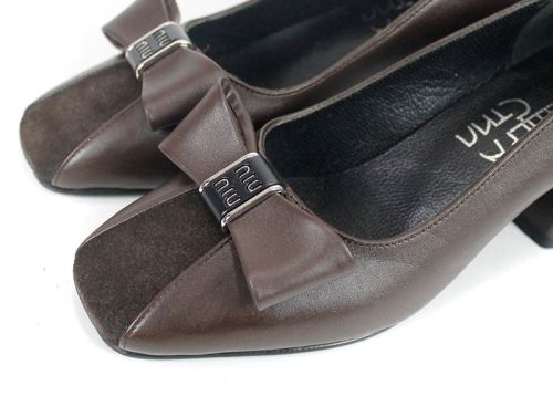 pantofi eleganți damă din piele naturală și velur maro cu fundiță decorativă și toc stabil cu detaliu metalic